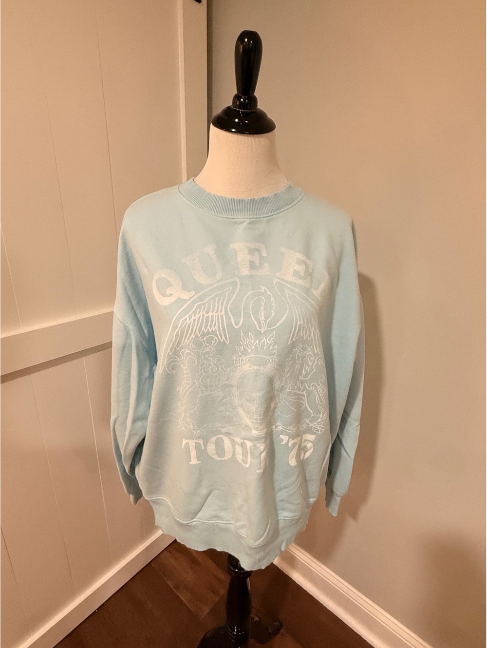 American Eagle Light Blue Queen Tour '75 Graphic Sweatshirt Medium
